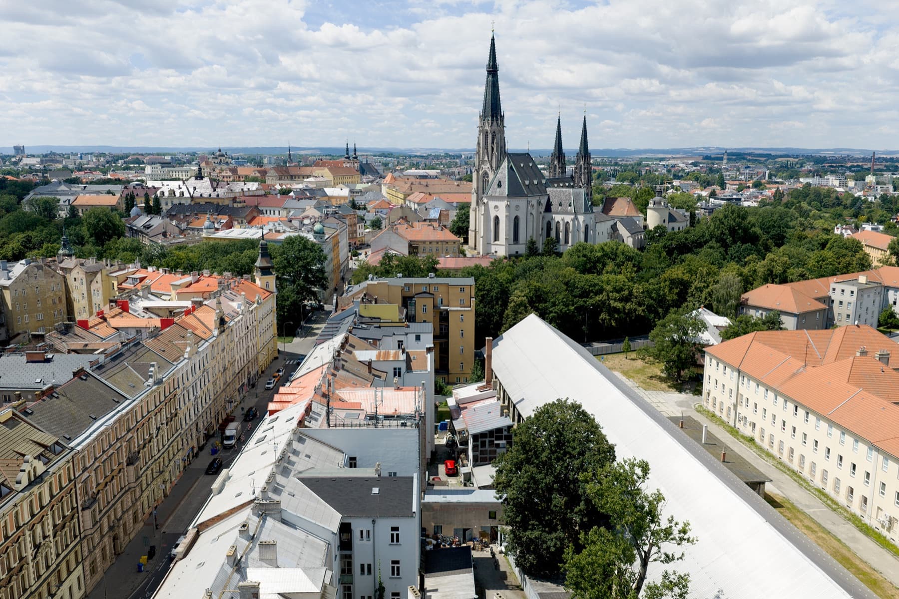 Střechy historického jádra Olomouce z ptačí perspektivy s Dómem sv. Václava