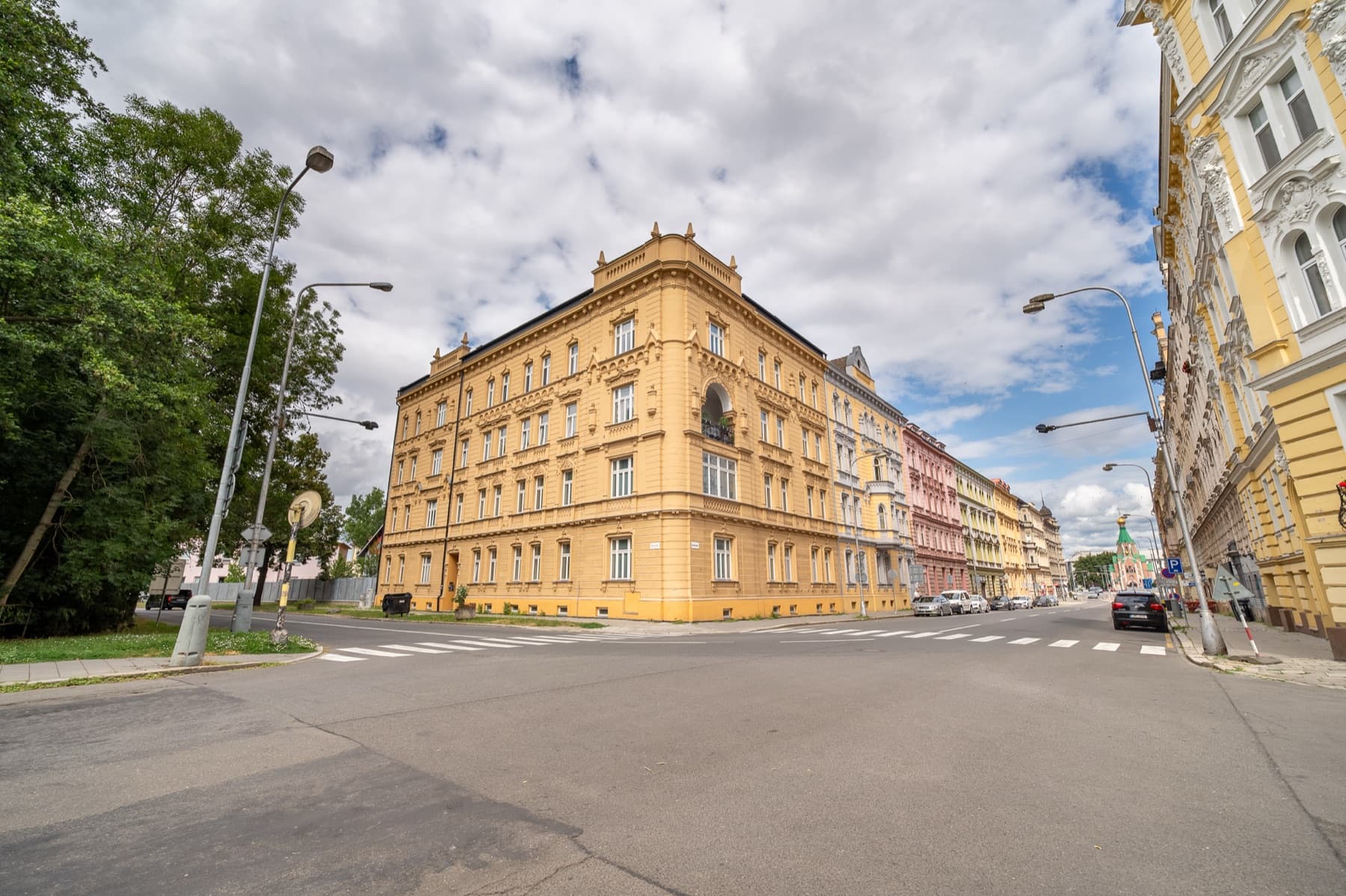Nároží historického domu na rohu Dobrovského a Komenského