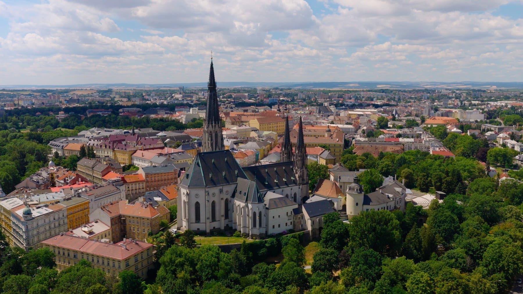 Pohled na centrum Olomouce s Dómem sv. Václava z ptačí perspektivy